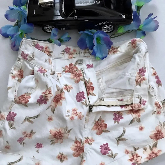 American Eagle NWOT Denim Floral Mom Shorts Women 2 - Picture 4 of 10